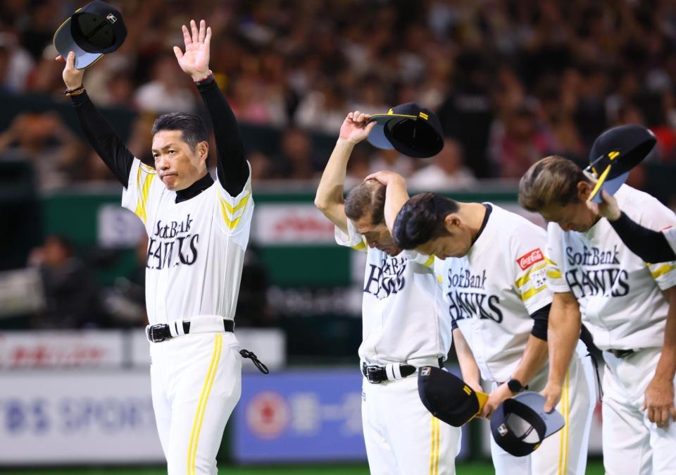 　スタンドのファンの歓声に応える小久保監督（左）ら（撮影・中島達哉）