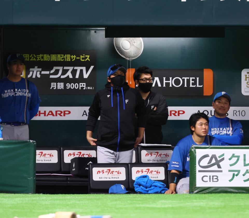 　ソフトバンクに敗戦し、立ち上がる新庄監督（中央）＝撮影・中島達哉