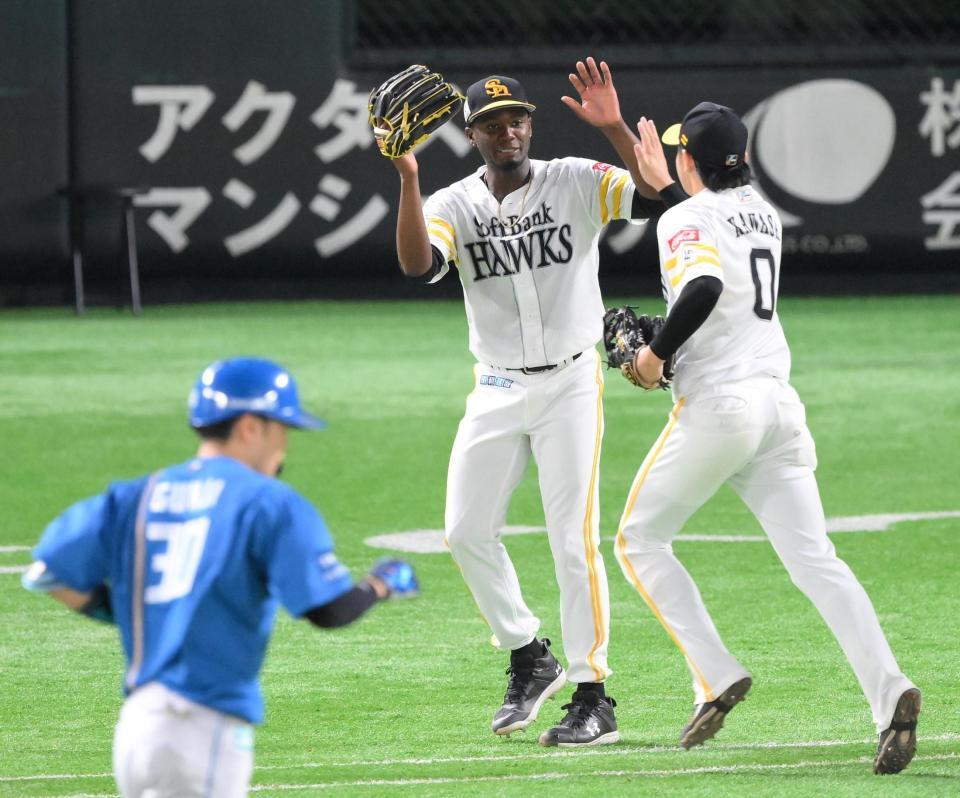 　６回、郡司（手前）の打席で攻守を見せた川瀬（右）を迎えるモイネロ（撮影・伊藤笙子）