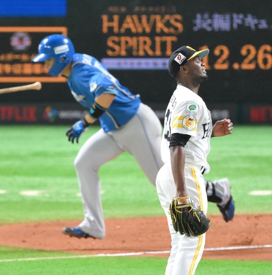 　４回、郡司（奥）に同点適時二塁打を浴びるモイネロ（撮影・伊藤笙子）