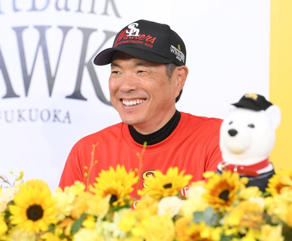 　ＣＳ突破を決め、会見で笑顔を見せる小久保監督（撮影・伊藤笙子）