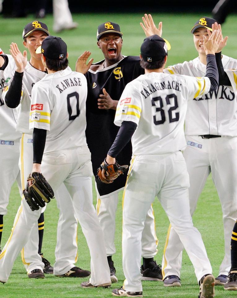 　２年連続で日本シリーズ進出を決め、笑顔でタッチを交わすモイネロ（中央）らソフトバンクナイン