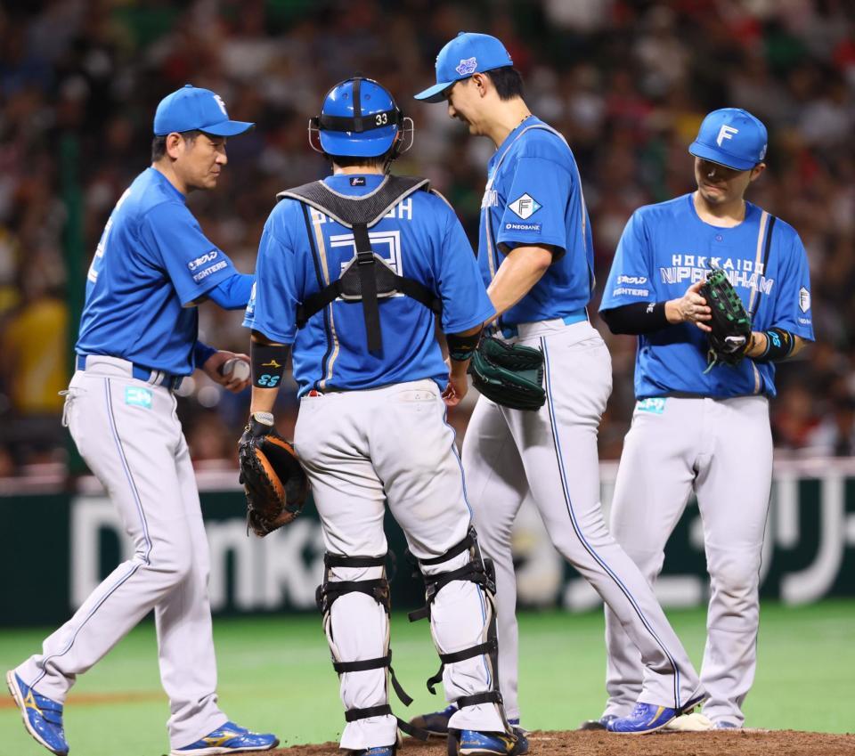 　６回途中で降板する達（中央）＝撮影・中島達哉