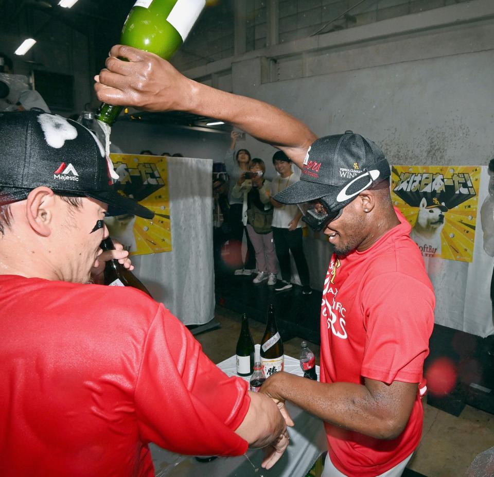 　祝勝会でシャンパンファイトを楽しむモイネロ（右）