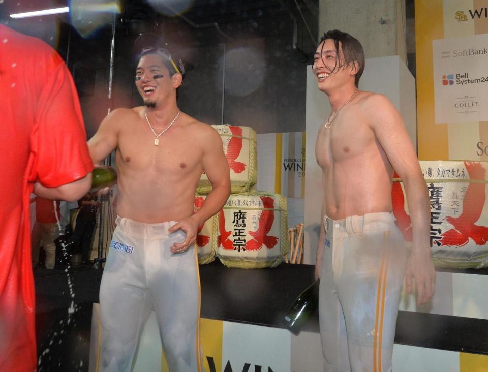 　シャンパンファイトで上裸になる栗原（左）と周東（撮影・中島達哉）