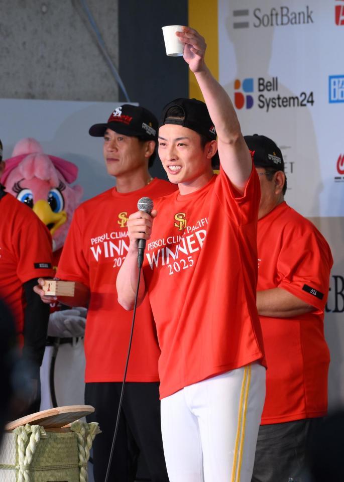 　シャンパンファイトであいさつする周東（撮影・伊藤笙子）