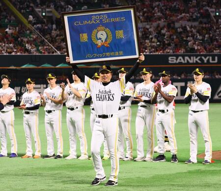 　優勝額を掲げる小久保監督（中央）＝撮影・中島達哉