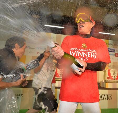 　シャンパンファイトをする小久保監督（撮影・中島達哉）