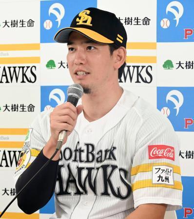 　月間ＭＶＰに選ばれ、記者会見するソフトバンク・栗原＝みずほペイペイドーム