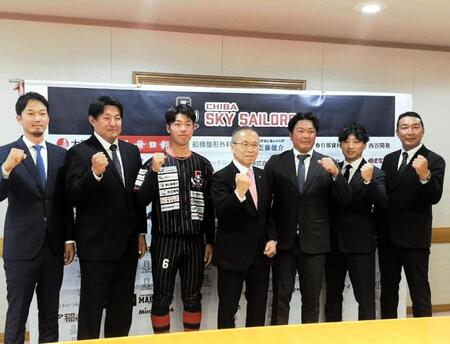 　松戸徹船橋市長（中央）にＢＣリーグ本加盟を報告した千葉スカイセイラーズの星野おさむＧＭ（右）ら