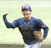 　７回、ピンチを切り抜け、ガッツポーズをする創価大・立石（撮影・園田高夫）