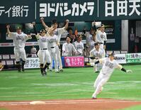 　５回、川瀬（手前）の勝ち越し適時打に盛り上がるソフトバンクベンチ（撮影・伊藤笙子）