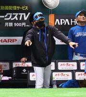 　５回、周東の三塁セーフの判定にリクエストを要求する新庄監督（撮影・中島達哉）