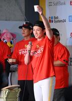 　シャンパンファイトであいさつする周東＝２０日