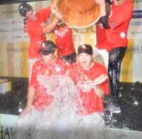 　シャンパンファイトで樽酒を浴びる柳町（左）と川瀬（撮影・中島達哉）