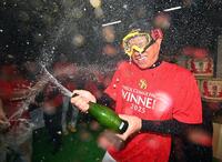 　祝勝会でシャンパンファイトを楽しむ小久保監督