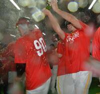 　シャンパンを小久保監督（左）にかける上沢（撮影・中島達哉）