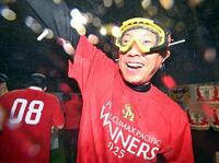 　祝勝会でシャンパンファイトを楽しむ小久保監督