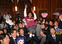 　５球団競合の末に楽天から１位指名を受け、部員に胴上げされる明大・宗山塁＝２４年