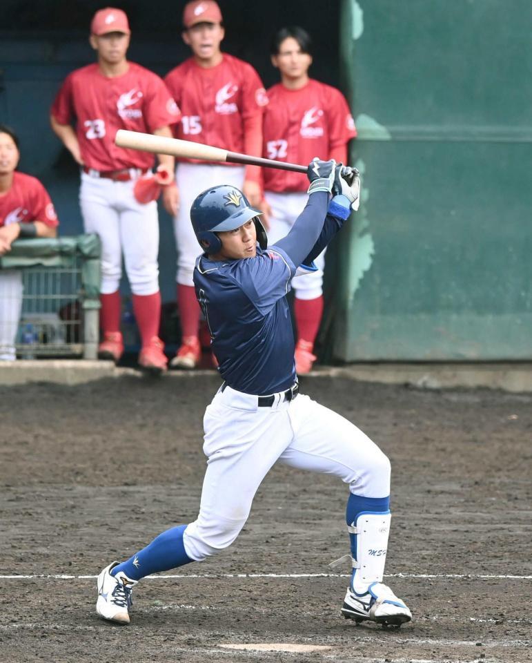 　４回、反撃の口火を切る右前ヒットを放った立石