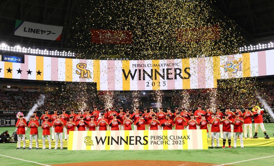 　記念撮影をするソフトバンクナイン