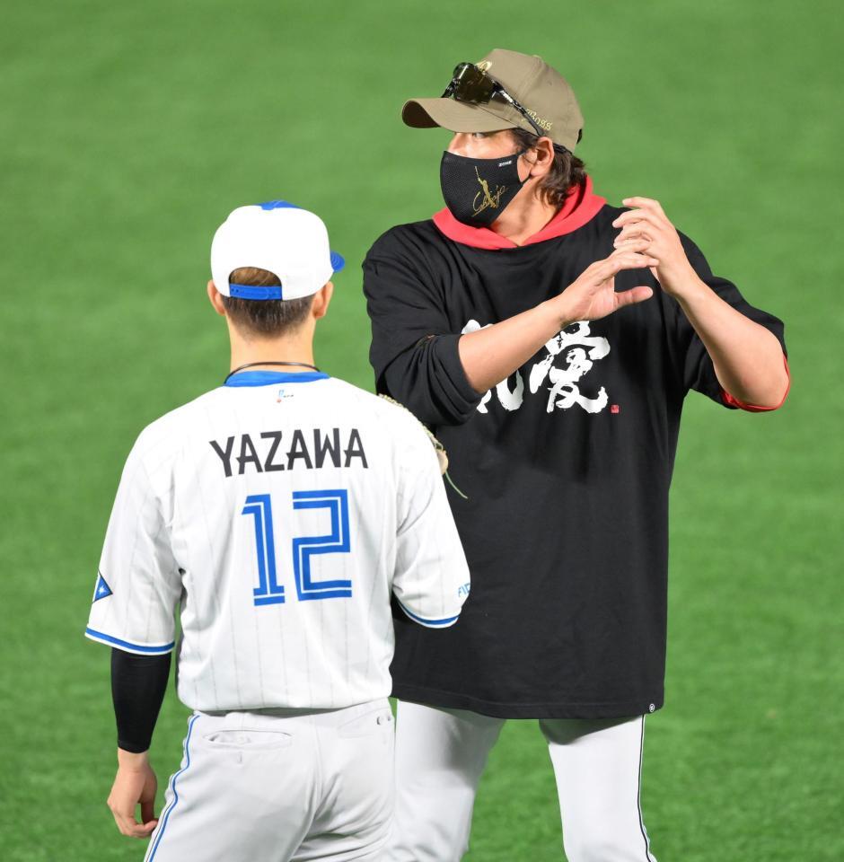 　試合前、矢沢（手前）に打撃指導する新庄監督（撮影・伊藤笙子）