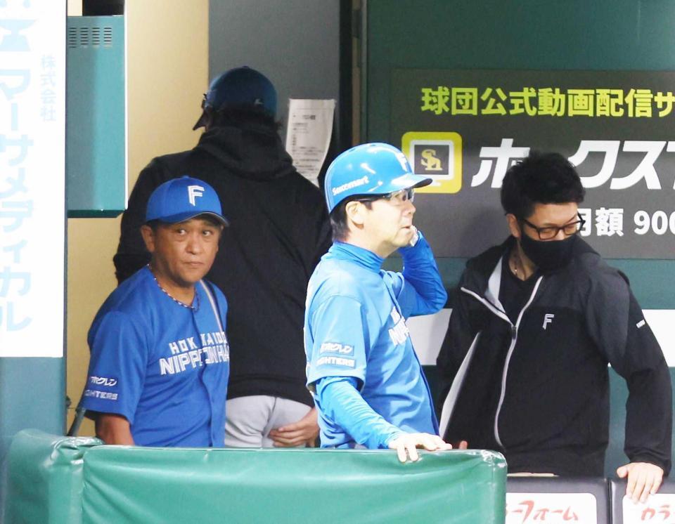 　敗戦後に足早に引き揚げる新庄監督（左奥）