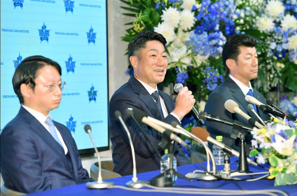 　会見で意気込みを語る相川新監督