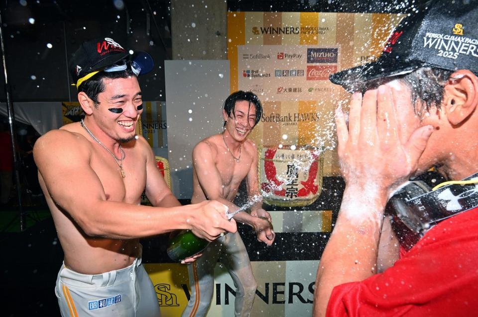 　祝勝会でシャンパンファイトを楽しむ（左から）栗原、周東ら