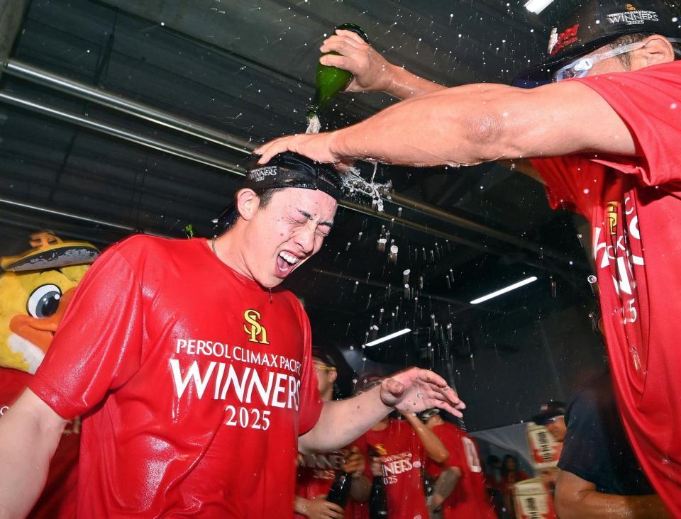 　祝勝会でシャンパンファイトを楽しむ周東