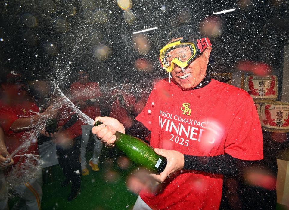 　祝勝会でシャンパンファイトを楽しむ小久保監督