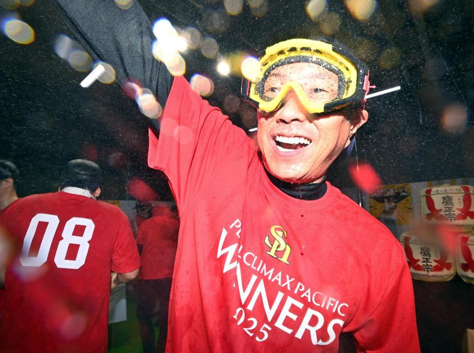 　祝勝会でシャンパンファイトを楽しむ小久保監督