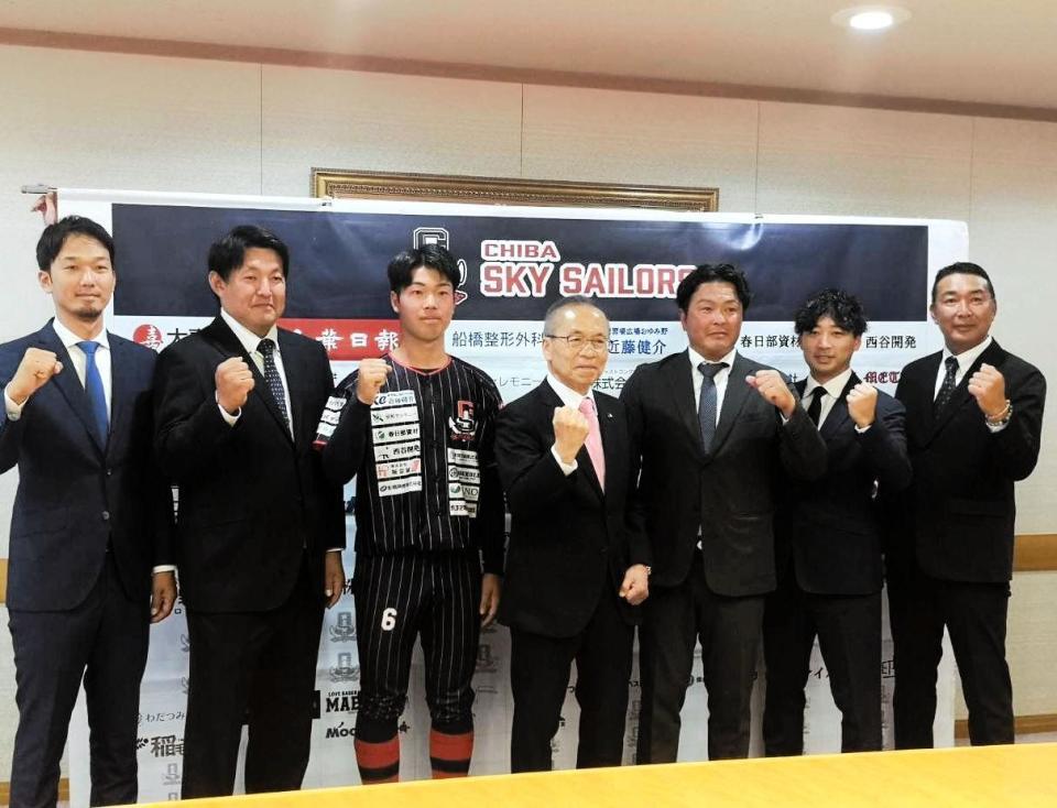 　松戸徹船橋市長（中央）にＢＣリーグ本加盟を報告した千葉スカイセイラーズの星野おさむＧＭ（右）ら