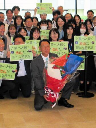 　ヤクルト本社を訪れ成田オーナー（左）に就任あいさつをした池山新監督（中央）。社員からボードでも激励された