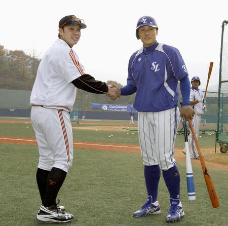 　練習前、サムスン時代のイ・スンヨプ氏（右）と握手する現役時代の阿部監督＝２０１２年１１月