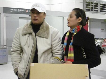 　巨人時代に帰国するイ・スンヨプ氏とソンジョン夫人（右）