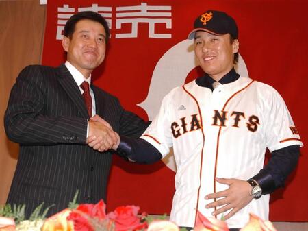 　笑顔で当時の原監督と握手を交わす巨人入団会見に臨んだイ・スンヨプ氏（右）＝２００６年１月