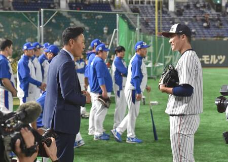 　談笑する坂本（右）とイ・スンヨプ氏＝２０１９年１１月