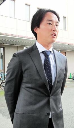 　球団から来季の契約を結ばないと通達され、取材に応じる日本ハム・石川