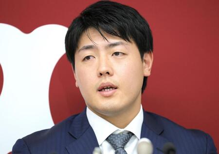 　会見する岡本（撮影・吉澤敬太）