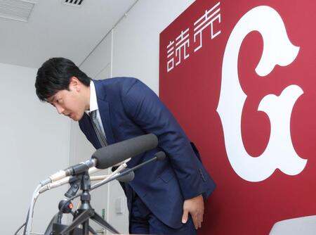 　会見を終え、お辞儀をする岡本（撮影・吉澤敬太）