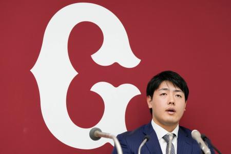 　記者会見するプロ野球巨人の岡本和真内野手＝２２日、東京都内の球団事務所