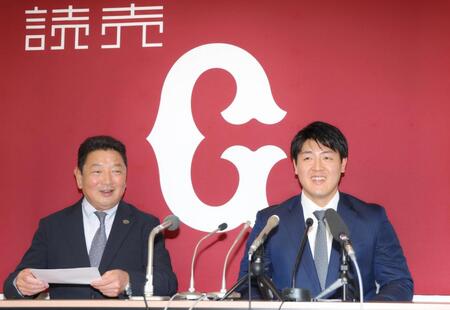 　吉村編成本部長（左）と笑顔で会見する岡本（撮影・吉澤敬太）