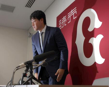 　ポスティングでのＭＬＢ挑戦を表明し席を立つ岡本（撮影・吉澤敬太）