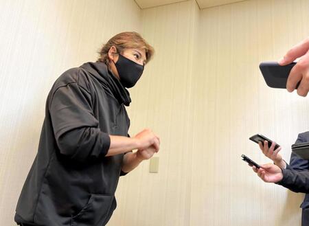 　スカウト会議に出席後、取材に応じる新庄監督