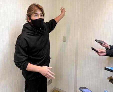 　スカウト会議に出席後、取材に応じる新庄監督