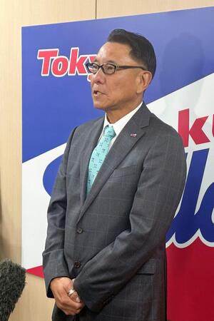 　スカウト会議後、取材に応じる池山監督