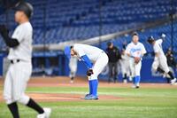 　１０回、伊藤健（後方右）にサヨナラの中前適時打を打たれた青学大・中西聖輝（中央）＝撮影・開出牧