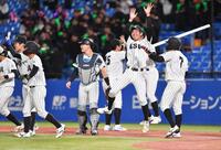 　１０回、青学大にサヨナラ勝ちし大喜びの亜大ナイン（撮影・開出牧）