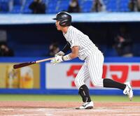 　１０回、サヨナラの中前適時打を放つ亜大・伊藤健（撮影・開出牧）